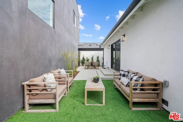 977 S Lake Street, Los Angeles, California 90291