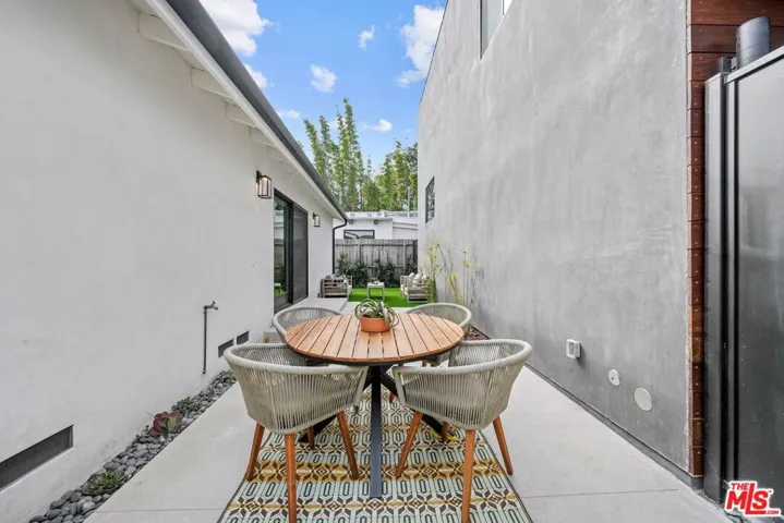 977 S Lake Street, Los Angeles, California 90291