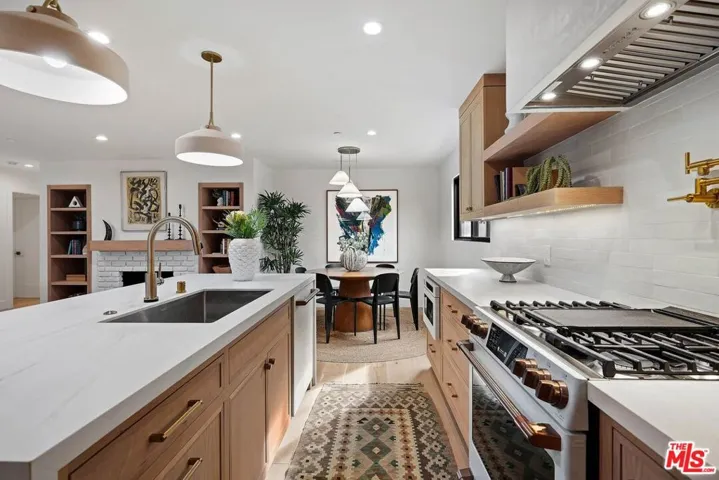 977 S Lake Street, Los Angeles, California 90291