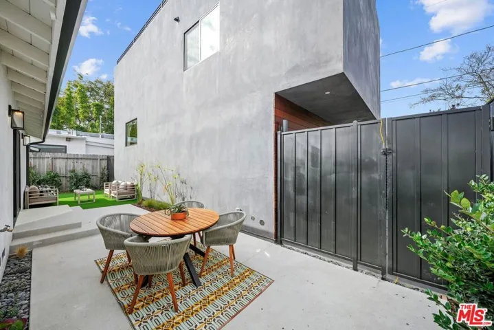 977 S Lake Street, Los Angeles, California 90291