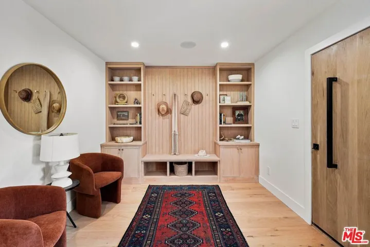 977 S Lake Street, Los Angeles, California 90291