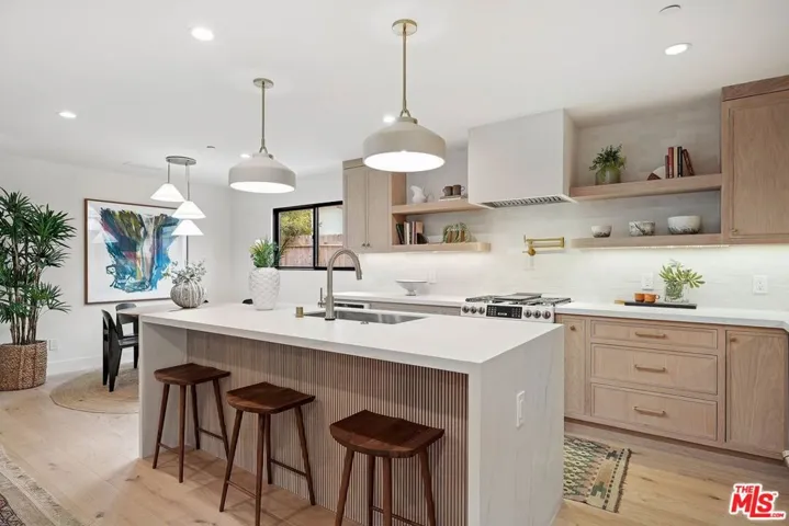 977 S Lake Street, Los Angeles, California 90291
