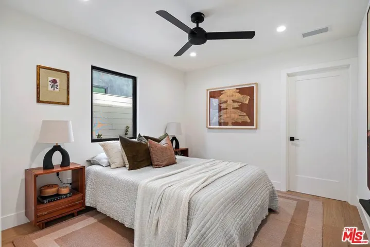 977 S Lake Street, Los Angeles, California 90291