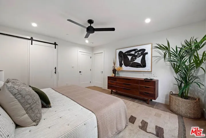 977 S Lake Street, Los Angeles, California 90291