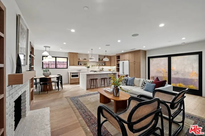 977 S Lake Street, Los Angeles, California 90291