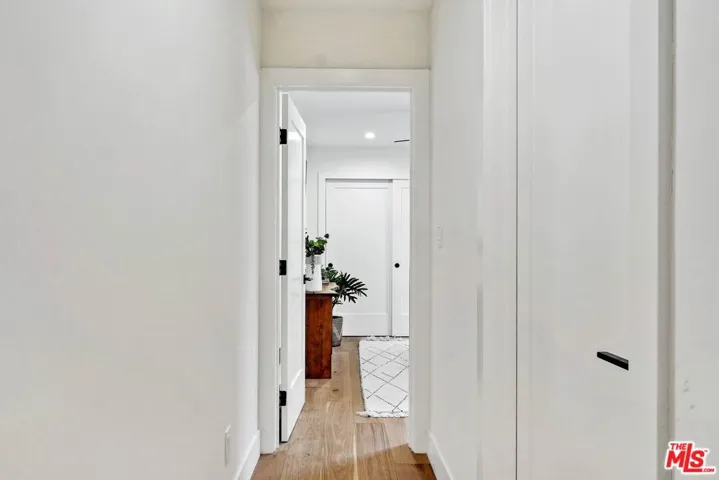 977 S Lake Street, Los Angeles, California 90291