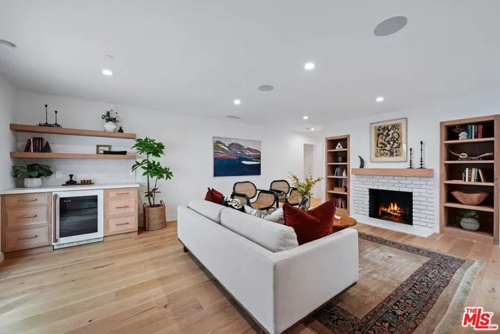 977 S Lake Street, Los Angeles, California 90291