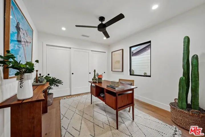 977 S Lake Street, Los Angeles, California 90291