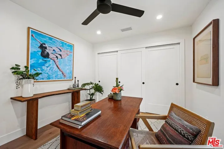 977 S Lake Street, Los Angeles, California 90291