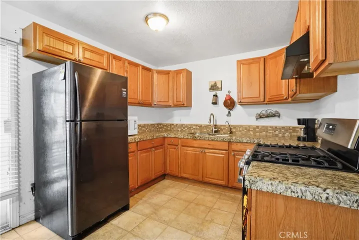 Beautiful small sub tile backsplash and large tile flooring.