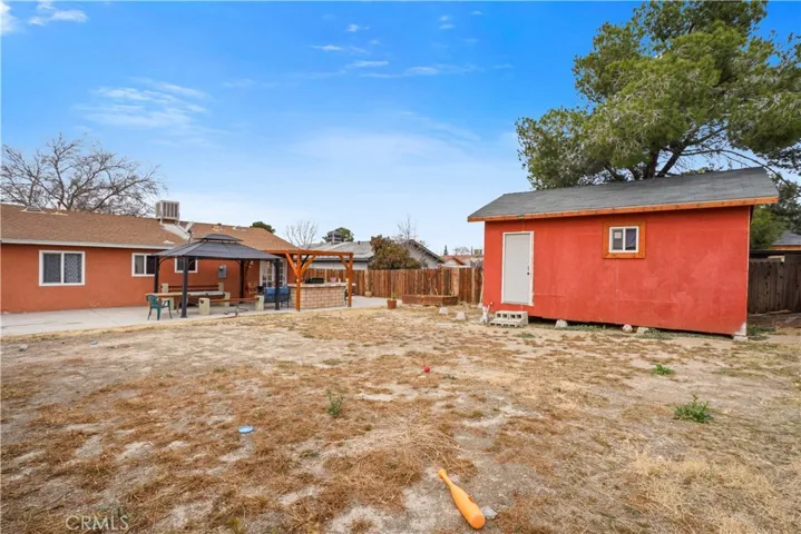 Large lot with Bonus detached building.