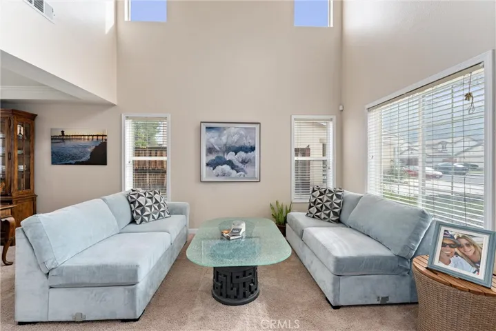 Tons of large windows - light and bright~