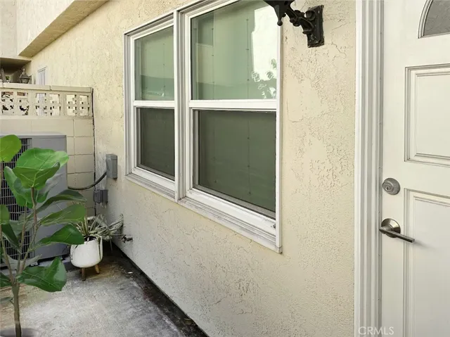 4942 Cahuenga, North Hollywood, California 91601