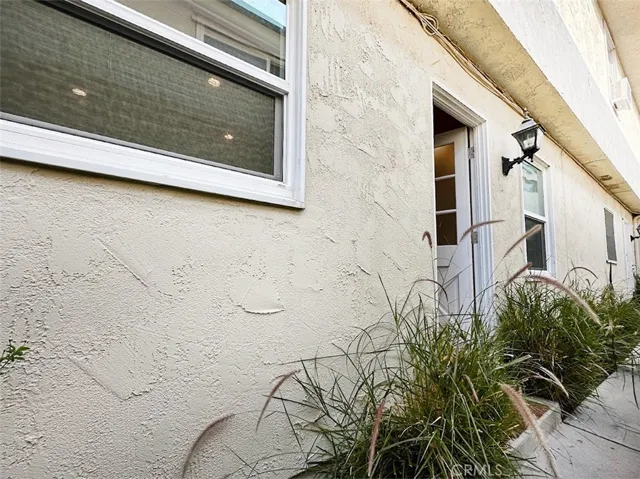 4942 Cahuenga, North Hollywood, California 91601