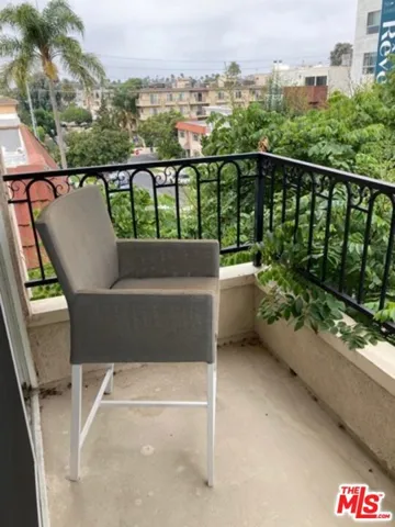 11830 Mayfield Avenue 302, Los Angeles, California 90049