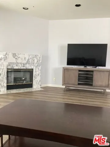 11830 Mayfield Avenue 302, Los Angeles, California 90049