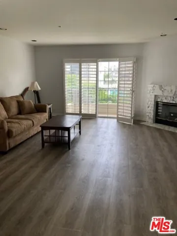 11830 Mayfield Avenue 302, Los Angeles, California 90049