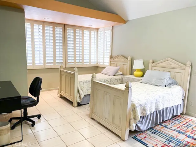Guest room with twin beds