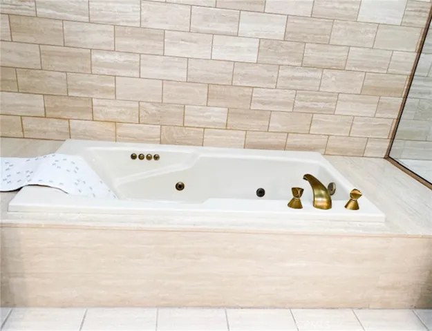 Jacuzzi tub