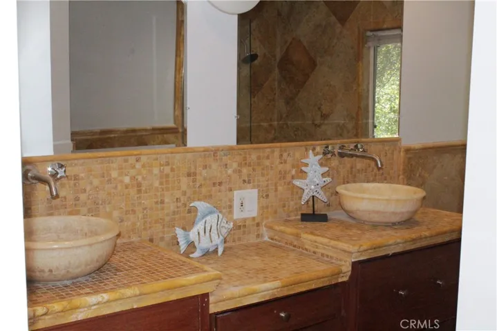 Double vanity sink