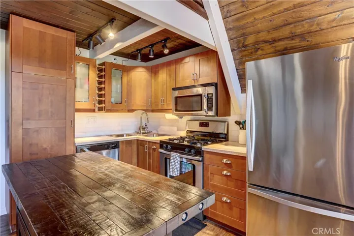 Adorable Island Kitchen!