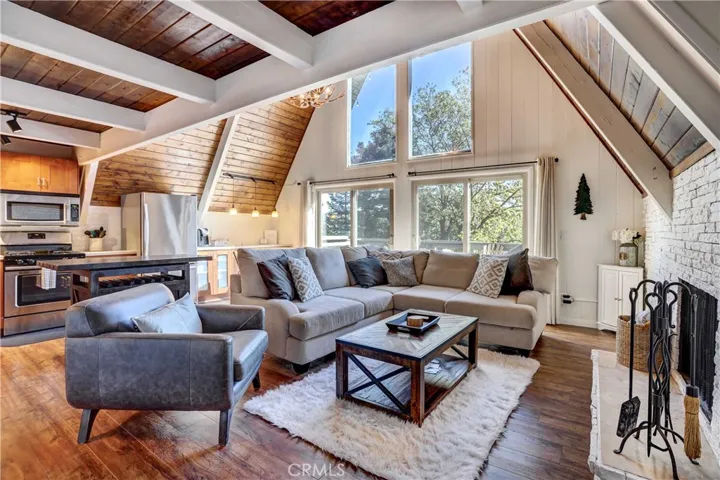 LOVE THOSE BIG WINDOWS!!!