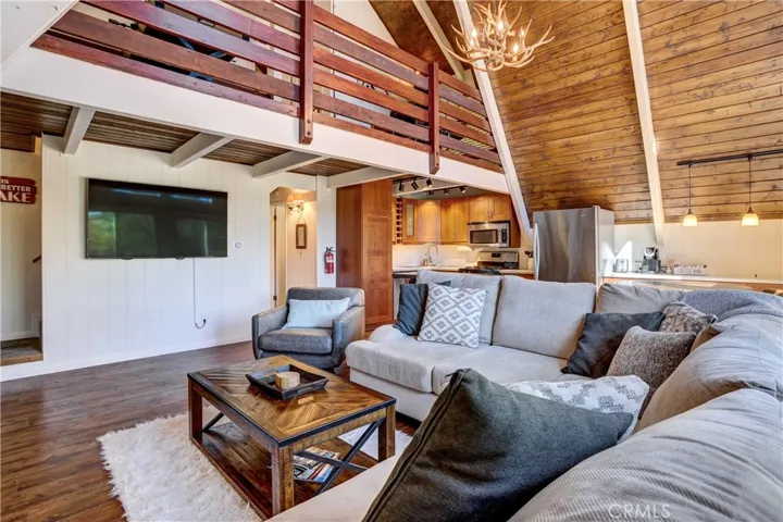 Cute Loft Above!