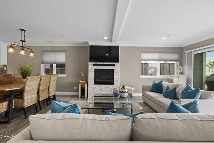 9-web-or-mls-UpmarketMedia-104LaBrea-33