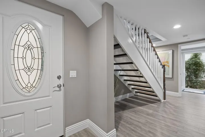 6-web-or-mls-UpmarketMedia-104LaBrea-12