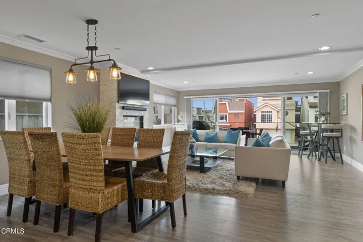 14-web-or-mls-UpmarketMedia-104LaBrea-57