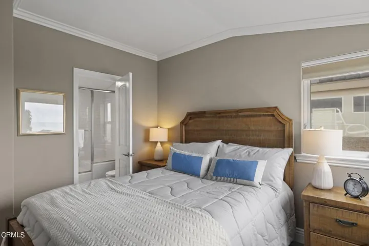 43-web-or-mls-UpmarketMedia-104LaBrea-15