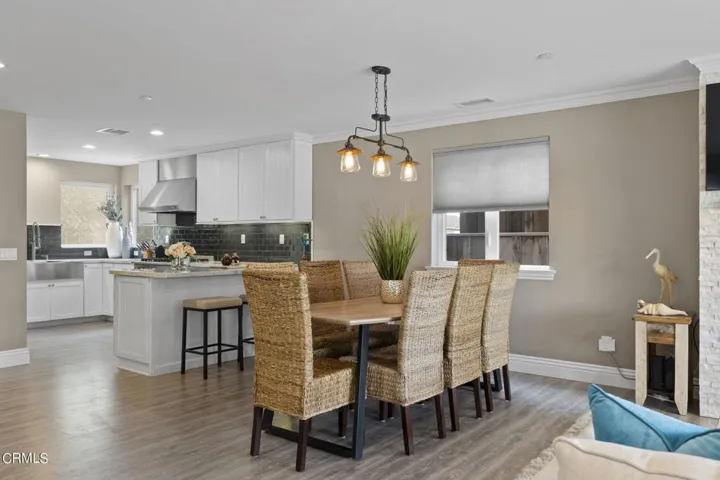 13-web-or-mls-UpmarketMedia-104LaBrea-54