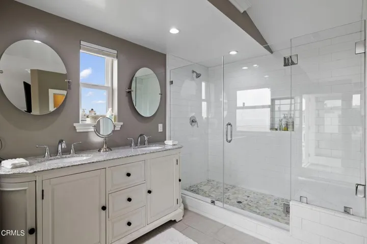 36-web-or-mls-UpmarketMedia-104LaBrea-12