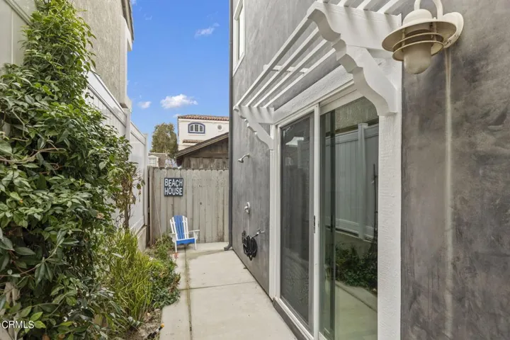 50-web-or-mls-UpmarketMedia-104LaBrea-3