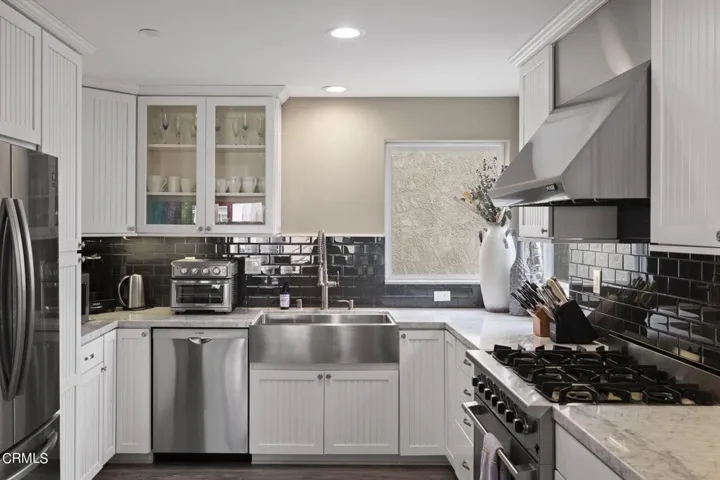 17-web-or-mls-UpmarketMedia-104LaBrea-66