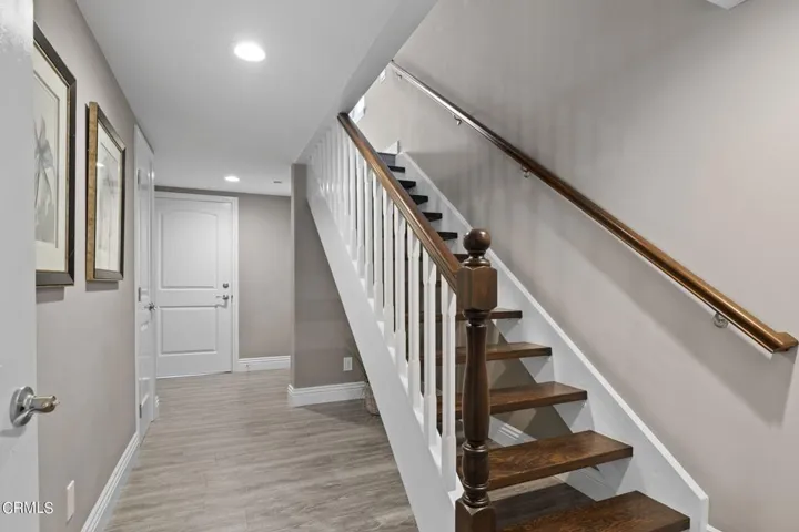 7-web-or-mls-UpmarketMedia-104LaBrea-15