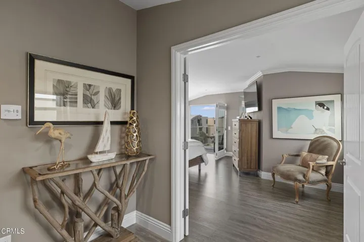 26-web-or-mls-UpmarketMedia-104LaBrea-96