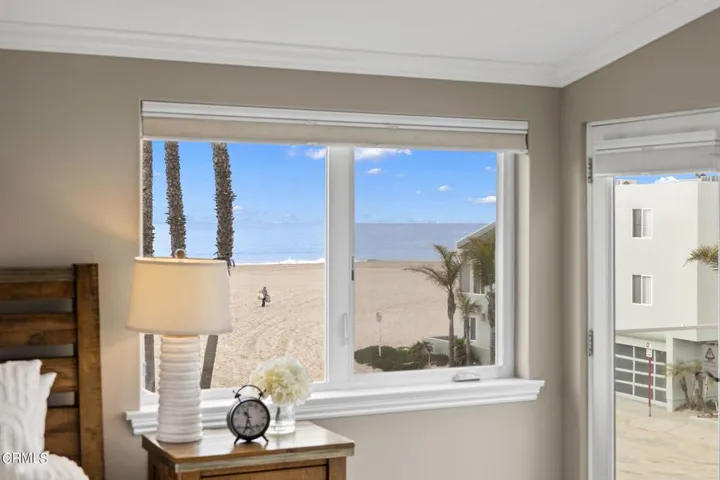 30-web-or-mls-UpmarketMedia-104LaBrea-11