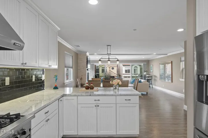 19-web-or-mls-UpmarketMedia-104LaBrea-72