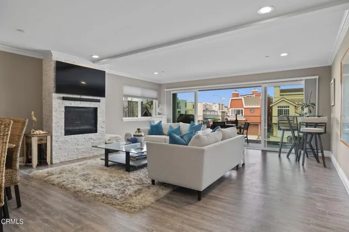 8-web-or-mls-UpmarketMedia-104LaBrea-27