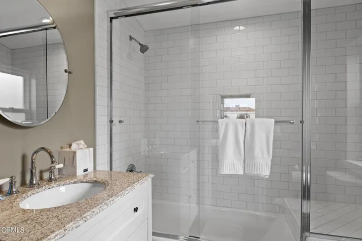 44-web-or-mls-UpmarketMedia-104LaBrea-15