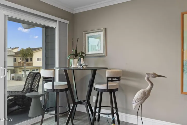 11-web-or-mls-UpmarketMedia-104LaBrea-42