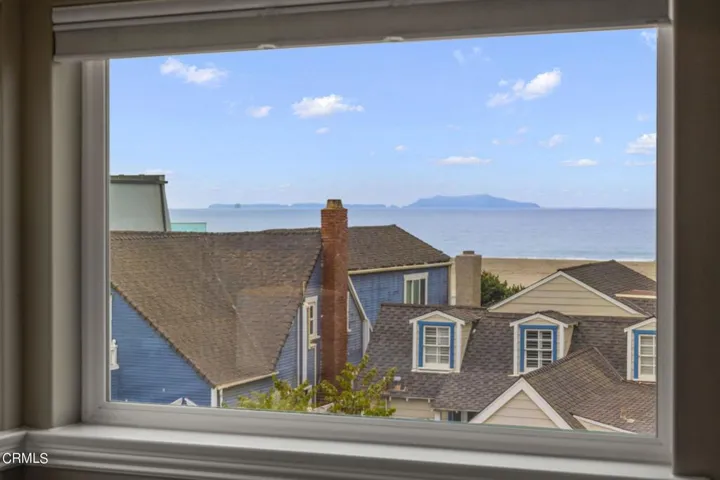 42-web-or-mls-UpmarketMedia-104LaBrea-93