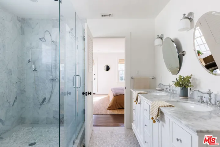 1056 S Mansfield Avenue, Los Angeles, California 90019