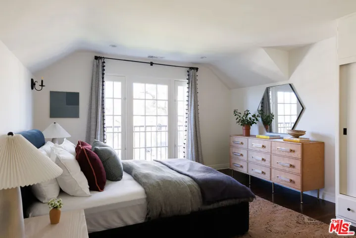1056 S Mansfield Avenue, Los Angeles, California 90019