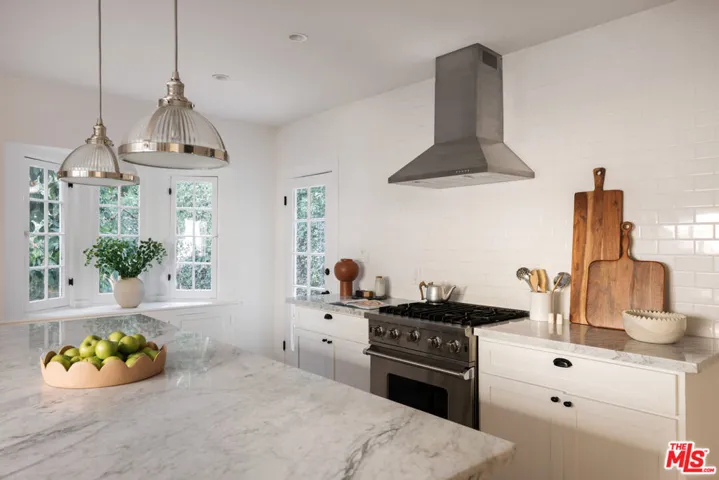 1056 S Mansfield Avenue, Los Angeles, California 90019