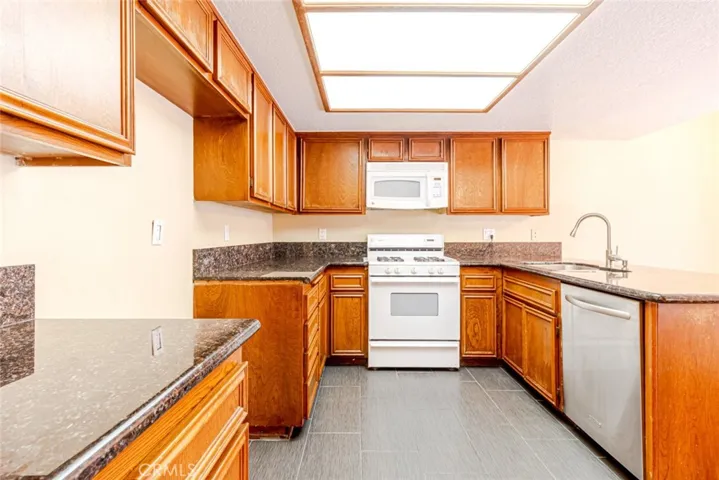 10022 Reseda Boulevard 23, Northridge, California 91324