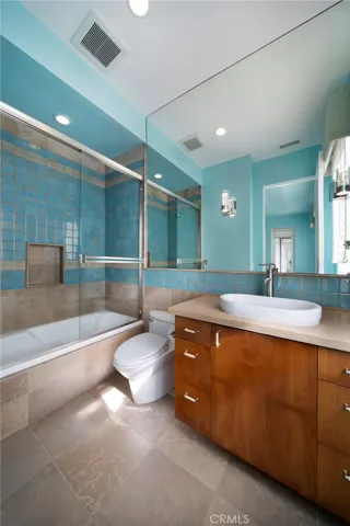 Ensuite secondary suite 2 - bathroom.