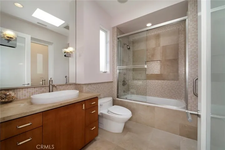 Ensuite secondary suite 1 - bathroom.