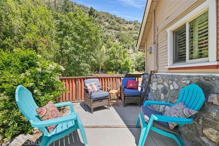 Private brand new back yard patio!